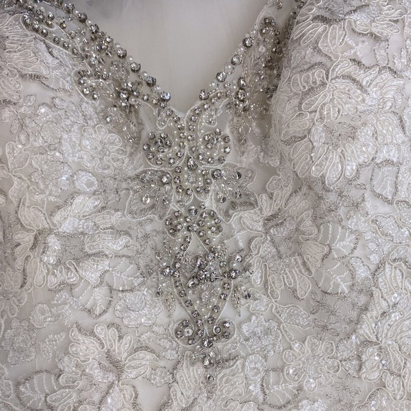 Allure Bridals White Wedding Dress With Veil 10 - Picture 14 of 16